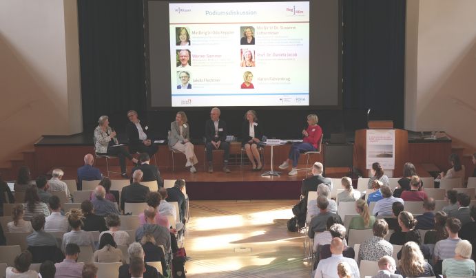 Politik, Forschung und Wirtschaft – vereint auf dem Podium, um klimaresiliente Regionen zu stärken (v.l.n.r): Prof. Dr. Daniela Jacob (Climate Service Center Germany – GERICS / WIRKsam), Jakob Flechtner (DIHK Service GmbH, Unternehmensnetzwerk Klimaschutz), MinDir'in Dr. Susanne Lottermoser (Abteilungsleiterin „Transformation – Digitalisierung, Circular Economy, Klimaanpassung“ im BMUV), Werner Sommer (Abteilungsleiter „Abteilung 5 – Klima, Luft, Lärm, Strahlen“ im sächsischen Landesamt für Umwelt, Landwirtschaft und Geologie), MinDirig'in Oda Keppler (Unterabteilungsleiterin „Nachhaltigkeit; Zukunftsvorsorge“ im BMBF) sowie Katrin Fahrenkrug (Moderation).