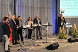 Podiumsdiskussion (v.l.n.r.): Claudia Glase vom Deutschen Wetterdienst, Marc Scheibel vom Landesamt für Natur, Umwelt und Verbraucherschutz NRW, Dr.-Ing. Dietmar Jansen vom Erftverband, Dr.-Ing. Elena-Maria Klopries von der RWTH Aachen, Cornelia Weigand, Landrätin für den Kreis Ahrweiler und Prof. Dr. Robert Jüpner von der RPTU Kaiserslautern-Landau. Moderation Prof. Dr.-Ing. Jörn Birkmann 