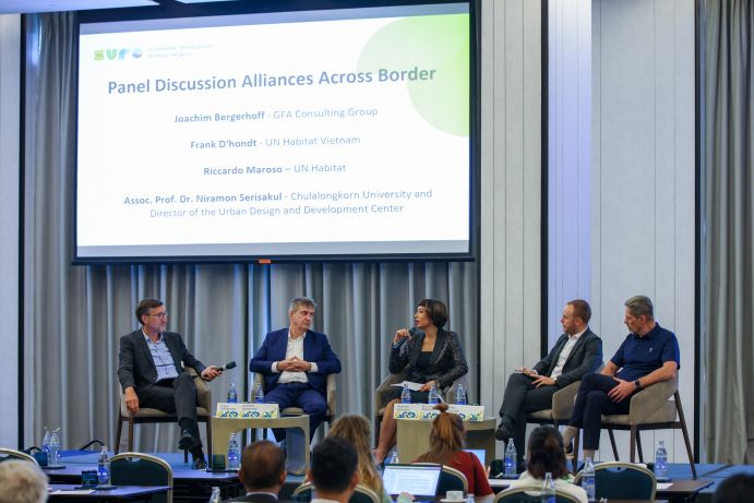 Panel von links nach rechts: Prof. Dipl.-Ing. Frank Schwartze (Technische Hochschule Lübeck, Moderation), Joachim Bergerhoff (GFA Consulting Group), Prof. Dr. Niramon Serisakul (Chulalongkorn University), Riccardo Maroso (UN Habitat) und Frank D’hondt (UN Habitat Vietnam)