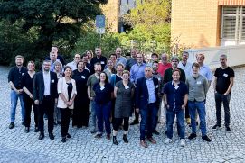 Gruppenbild mit den Teilnehmenden der Kick-off-Konferenz am Geoforschungszentrum Potsdam.