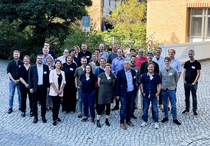 Gruppenbild mit den Teilnehmenden der Kick-off-Konferenz am Geoforschungszentrum Potsdam.