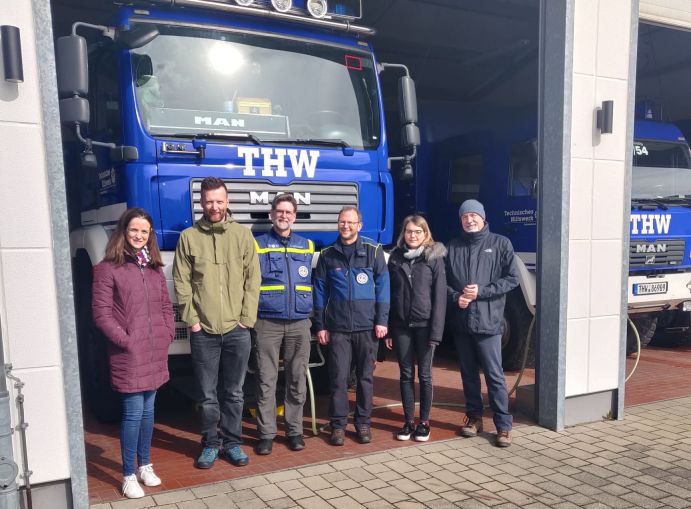 Gemeinsam den Hochwasserschutz verbessern – so das Ziel des KAHR-Projekts sowie des THW (v.l.n.r.):
Dr. Hellen Hammoudi (RPTU), Dr. Martin Fabisch (RPTU), Alex Nachtsheim (THW), Daniel Gronwald (THW), Selina Schaum (RPTU), Prof. Robert Jüpner (RPTU, Leiter des Fachgebiets Wasserbau und Wasserwirtschaft). Gemeinsam den Hochwasserschutz verbessern – so das Ziel des KAHR-Projekts sowie des THW (v.l.n.r.):
Dr. Hellen Hammoudi (RPTU), Dr. Martin Fabisch (RPTU), Alex Nachtsheim (THW), Daniel Gronwald (THW), Selina Schaum (RPTU), Prof. Robert Jüpner (RPTU, Leiter des Fachgebiets Wasserbau und Wasserwirtschaft).
