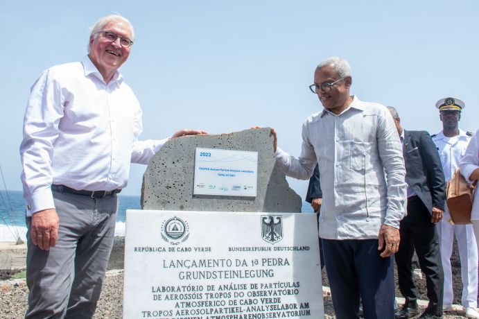 Bundespräsident Frank-Walter Steinmeier und der kapverdische Präsident José Maria Pereira Neves legten am Kapverdischen Atmosphären Observatorium (Cape Verde Atmospheric Observatory, CVAO) den Grundstein für ein neues Laborgebäude.