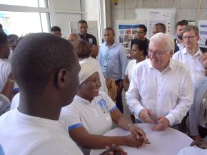 Bundespräsident Steinmeier sprach mit WASCAL-Graduierten am Ozean Wissenschaftszentrum (OSCM) über Ergebnisse der Klimaforschung. Bundespräsident Steinmeier unterhält sich mit Studierenden am Tisch