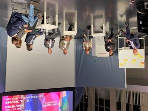 Podiumsdiskussion im Fishbowl-Prinzip beim CDR-Dialog: (v.l.n.r.) Dr. Karsten Hess (BMBF), Moderatorin Dr. Jennifer Hauck (UFZ), Sophie Scherger (IATP), Dr. Rico Hübner (DeFAF), Stefan Müller (BMBF), Prof. Sabine Fuss (MCC Berlin), Prof. Imke Hoppe (LMU), Mitdiskutant aus dem Publikum Acht Personen sitzen im Halbkreis und diskutieren vor Publikum