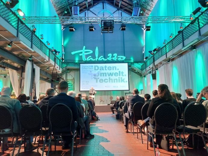 Rund 120 Beteiligte aus Forschung, Politik, Praxis und Zivilgesellschaft kamen zur Digital GreenTech-Konferenz in Karlsruhe zusammen. Rund 120 Beteiligte aus Forschung, Politik, Praxis und Zivilgesellschaft kamen zur Digital GreenTech-Konferenz in Karlsruhe zusammen.