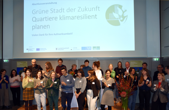 Das Team des BMBF-Projekts „Grüne Stadt der Zukunft“ aus München. In der Ergebniskonferenz war klimaresiliente Nachverdichtung in der Stadt ein zentrales Thema. Auch dafür hat das Projekt „Grüne Stadt der Zukunft“ valide Kriterien aufgestellt. In der abschließenden Diskussion waren sich alle einig: In den städtebaulichen Wettbewerben seien nicht die design-aufwändigsten Entwürfe zu unterstützen, sondern die klimaresilienten. 