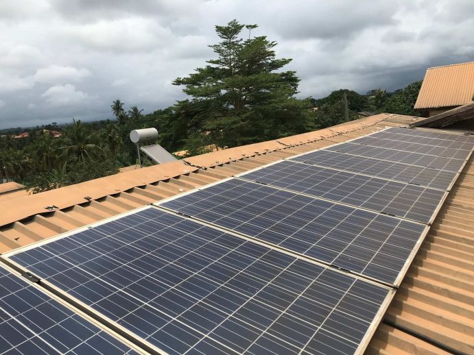 Wie in vielen Entwicklungs- und Schwellenländern, kommt es auch in Ghana immer wieder zu Stromausfällen. Im deutsch-ghanaischen Verbundvorhaben EnerSHelF haben Fachleute aus Wissenschaft und Praxis PV-Module auf dem Dach des St. Dominics Hospital in Akwatia, Ghana, installiert. Wie in vielen Entwicklungs- und Schwellenländern, kommt es auch in Ghana immer wieder zu Stromausfällen. Im deutsch-ghanaischen Verbundvorhaben EnerSHelF haben Fachleute aus Wissenschaft und Praxis PV-Module auf dem Dach des St. Dominics Hospital in Akwatia, Ghana, installiert.