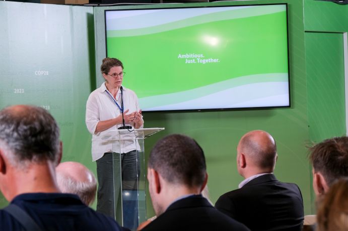 Carola Best von der Deutschen IPCC-Koordinierungsstelle am DLR Projektträger eröffnete im Auftrag des BMBF den "Science for Action Evening".