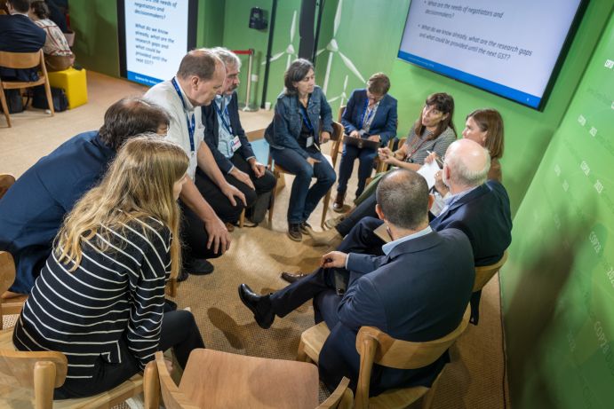 Lebhafte Diskussionen in Kleingruppen.