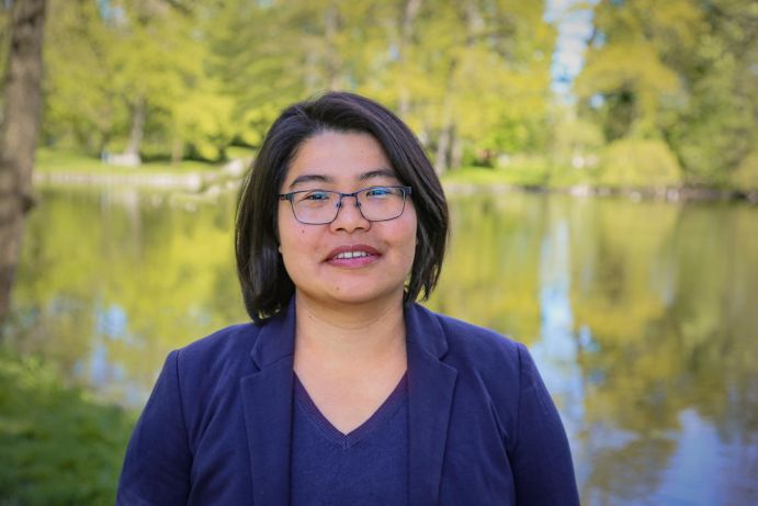 Dr. Jo-Ting Huang-Lachmann ist Nachwuchsgruppenleiterin des BMBF-Forschungsprojektes „CoCareSociety“ aus der Fördermaßnahme „BMBF-Nachwuchsgruppen Globaler Wandel: Klima, Umwelt und Gesundheit“. Sie untersucht mit ihren Forschenden, welche Zusammenhänge es zwischen Klimawandel, Langzeitpflege und Gesundheit von Seniorinnen und Senioren gibt sowie deren Energiebedarf und Energieeffizienz in Wohnräumen. Dr. Jo-Ting Huang-Lachmann ist Nachwuchsgruppenleiterin des BMBF-Forschungsprojektes „CoCareSociety“ aus der Fördermaßnahme „BMBF-Nachwuchsgruppen Globaler Wandel: Klima, Umwelt und Gesundheit“. Sie untersucht mit ihren Forschenden, welche Zusammenhänge es zwischen Klimawandel, Langzeitpflege und Gesundheit von Seniorinnen und Senioren gibt sowie deren Energiebedarf und Energieeffizienz in Wohnräumen.