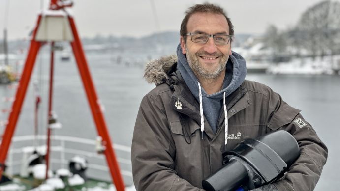Mit diesem für Flachwasser optimiertem Echolot konnte der Geowissenschaftler Dr. Jens Schneider den Meeresboden zentimetergenau vermessen. Erst in den letzten Jahren gelang so der Nachweis der flachen Gruben. Mit diesem für Flachwasser optimiertem Echolot konnte der Geowissenschaftler Dr. Jens Schneider den Meeresboden zentimetergenau vermessen. Erst in den letzten Jahren gelang so der Nachweis der flachen Gruben.