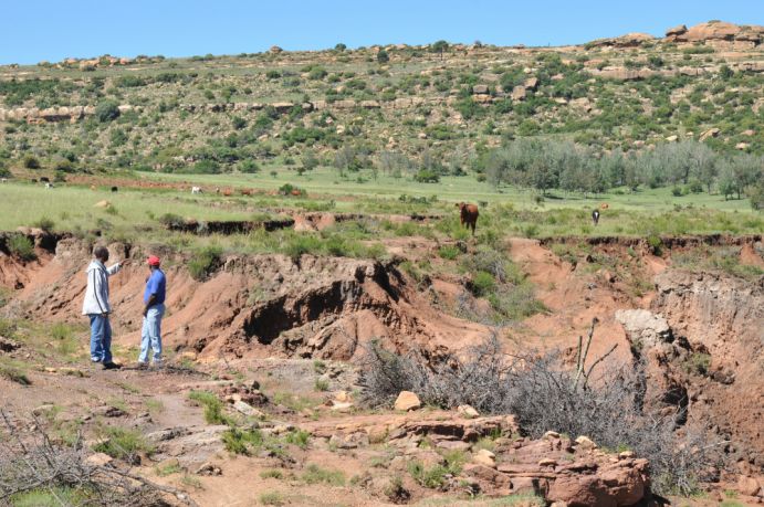 Der Klimawandel verstärkt Dürre, Bodenerosion und Zerklüftung der Äcker im südlichen Afrika. Dies erschwert die Landwirtschaft. Die BMBF-Maßnahme SPACES hat Lösungsansätze für den Umgang mit solchen Böden erarbeitet. 