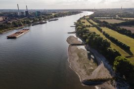 In Duisburg gibt es sowohl wertvolle Auen für den Naturschutz als auch einen wichtigen Umschlagplatz  für die Wirtschaft am Rhein und im Ruhrgebiet.