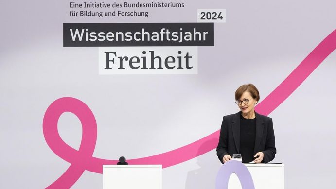 Bundesministerin Bettina Stark-Watzinger eröffnet das Wissenschaftsjahr 2024 Bundesministerin Bettina Stark-Watzinger hält eine Rede zum Start des Wissenschaftsjahrs 2024