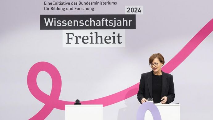 Bundesministerin Bettina Stark-Watzinger hält eine Rede zum Start des Wissenschaftsjahrs 2024