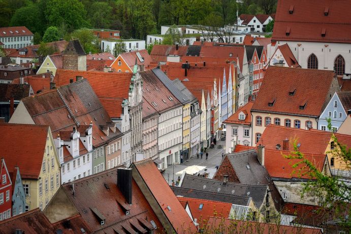 Deutschlands Städte und Regionen stehen vor der Aufgabe, sich an die Folgen des Klimawandels anzupassen. In Zukunft soll die Stadt- und Regionalentwicklung Unterstützung erhalten. Das BMBF fördert Projekte, um Maßnahmen zur Klimaanpassung schneller und einfacher in die Stadt- und Regionalplanungen integrieren zu können. 