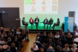 Rege Paneldiskussion unter Leitung von Prof. Dr. Timo Busch, Professor Universität Hamburg, auf dem „Dialogforum 2024“ in Frankfurt.