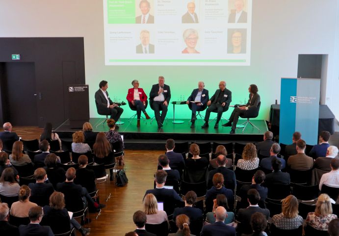 Rege Paneldiskussion unter Leitung von Prof. Dr. Timo Busch, Professor Universität Hamburg, auf dem „Dialogforum 2024“ in Frankfurt.