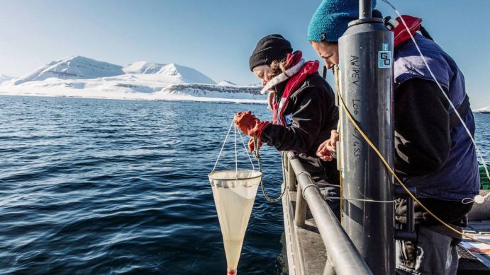 AWI-Biologin Dr. Clara Hoppe (rechts) und Dr. Klara Wolf nehmen Algenproben aus dem Kongsfjord, Spitzbergen.