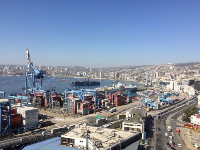 Die Küstenregion von Valparaíso in Chile ist durch Erdbeben und Tsunamis stark gefährdet. Mehr als eine Million Einwohner leben in diesem Großraum. Die Region war in der Vergangenheit auch starken Regenfällen, Erdrutschen und Waldbränden ausgesetzt. Die Küstenregion von Valparaíso in Chile ist durch Erdbeben und Tsunamis stark gefährdet. Mehr als eine Million Einwohner leben in diesem Großraum. Die Region war in der Vergangenheit auch starken Regenfällen, Erdrutschen und Waldbränden ausgesetzt.