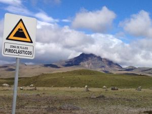 Im Nationalpark Cotopaxi in Ecuador machen Warnschilder auf die Gefahr durch Vulkanaktivität aufmerksam. Hier befindet sich der 5.897 Meter hohe Cotopaxi - einer der höchsten aktiven Vulkane der Erde und meistbesuchte Gipfel Südamerikas. Im Nationalpark Cotopaxi in Ecuador machen Warnschilder auf die Gefahr durch Vulkanaktivität aufmerksam. Hier befindet sich der 5.897 Meter hohe Cotopaxi - einer der höchsten aktiven Vulkane der Erde und meistbesuchte Gipfel Südamerikas.