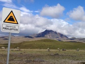 Im Nationalpark Cotopaxi in Ecuador machen Warnschilder auf die Gefahr durch Vulkanaktivität aufmerksam. Hier befindet sich der 5.897 Meter hohe Cotopaxi - einer der höchsten aktiven Vulkane der Erde und meistbesuchte Gipfel Südamerikas. 