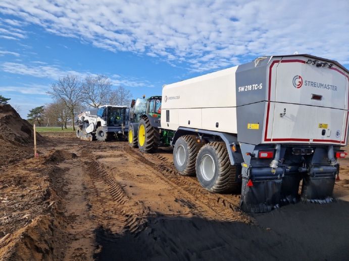 Im BMBF-geförderten Projekt PFClean wird erprobt, wie Aktivkohle in einem mit PFAS belasteten Acker bei Rastatt das Grundwasser schützen kann. Aktivkohle wird mit Fahrzeugen in den Boden eines mit PFAS belasteten Ackers in Hügelsheim eingebracht.