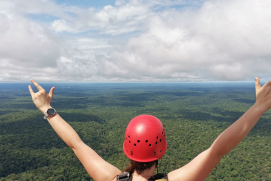 Blick von oben: Der Messturm der ATTO-Forschungsinfrastruktur ist über 325 Meter hoch. So können alle Austauschprozesse zwischen der Atmosphäre und dem Regenwald kontinuierlich gemessen werden. 