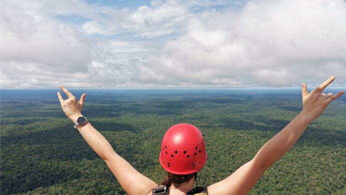 Blick von oben: Der Messturm der ATTO-Forschungsinfrastruktur ist über 325 Meter hoch. So können alle Austauschprozesse zwischen der Atmosphäre und dem Regenwald kontinuierlich gemessen werden. Blick von oben: Der Messturm der ATTO-Forschungsinfrastruktur ist über 325 Meter hoch. So können alle Austauschprozesse zwischen der Atmosphäre und dem Regenwald kontinuierlich gemessen werden.