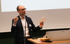 Stefan Müller, Leiter der Abteilung „Zukunftsvorsorge – Forschung für Grundlagen und nachhaltige Entwicklung“ im Bundesministerium für Bildung und Forschung, bei der Eröffnung der Konferenz.