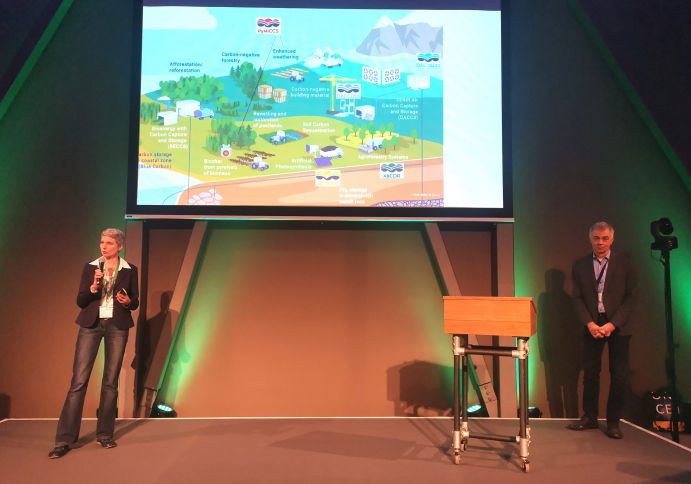 Prof. Dr. Julia Pongratz, Projektkoordinatorin von CDRterra, und Prof. Dr. Andreas Oschlies, Co-Sprecher der Forschungsmission CDRmare der Deutschen Allianz Meeresforschung, begrüßten die rund 250 Teilnehmenden der beiden BMBF-Programme zur CO2-Entnahme aus der Atmosphäre. Prof. Dr. Julia Pongratz, Projektkoordinatorin von CDRterra, und Prof. Dr. Andreas Oschlies, Co-Sprecher der Forschungsmission CDRmare der Deutschen Allianz Meeresforschung, begrüßten die rund 250 Teilnehmenden der beiden BMBF-Programme zur CO2-Entnahme aus der Atmosphäre.