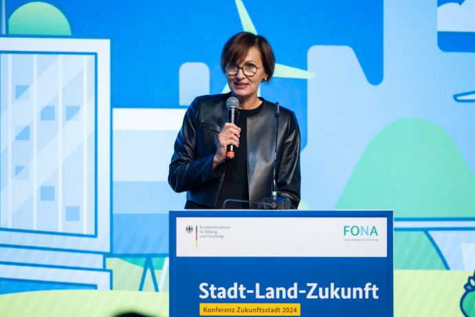 Die Bundesforschungsministerin Bettina Stark-Watzinger eröffnete die Zukunftsstadtkonferenz „Stadt – Land – Zukunft“. Die Bundesforschungsministerin Bettina Stark-Watzinger eröffnete die Zukunftsstadtkonferenz „Stadt – Land – Zukunft“.