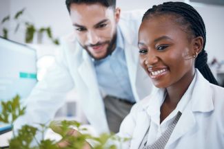 Two international junior researchers in a lab