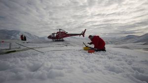 AWI-Glaziologe Ole Zeising bereitet Radarmessungen auf dem 79° N Gletscher vor AWI-Glaziologe Ole Zeising bereitet Radarmessungen auf dem 79° N Gletscher vor
