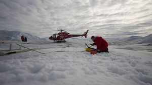 AWI-Glaziologe Ole Zeising bereitet Radarmessungen auf dem 79° N Gletscher vor