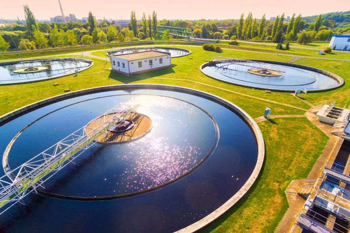 Behandeltes Abwasser ist eine vielversprechende alternative Wasserressource, um lokalem und regionalem Wassermangel zu begegnen. Luftaufnahme einer Kläranlage