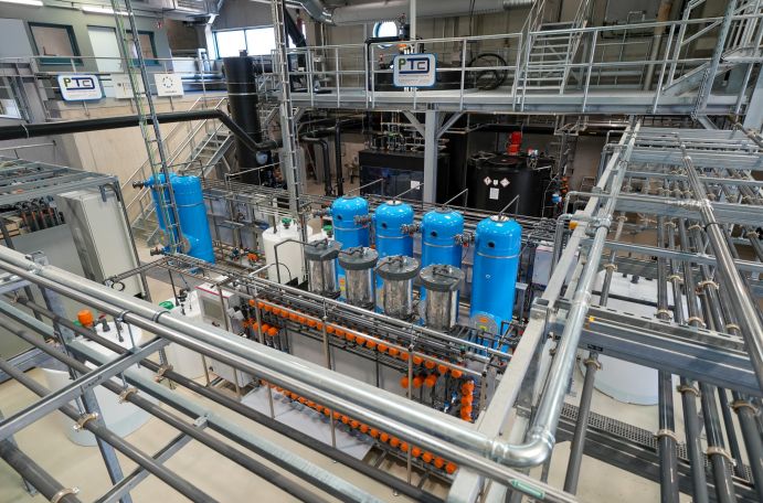 Auf dem Gelände der Kläranlage der Emschergenossenschaft in Bottrop wurde im BMBF-Projekt AMPHORE eine Demonstrationsanlage zur Phosphorrückgewinnung aus Klärschlammasche errichtet. Blick auf die Demonstrationsanlage zur Phosphorrückgewinnung aus Klärschlammasche