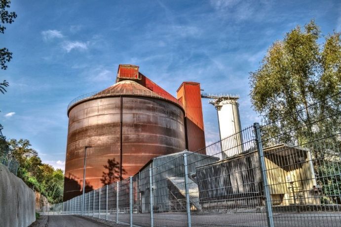 In der Zementindustrie – wie beispielsweise auch bei der Glasproduktion oder in der Stahl- und Eisenerzeugung – entstehen hohe CO2-Emissionen, die dem Klima schaden. In der Zementindustrie – wie beispielsweise auch bei der Glasproduktion oder in der Stahl- und Eisenerzeugung – entstehen hohe CO2-Emissionen, die dem Klima schaden.