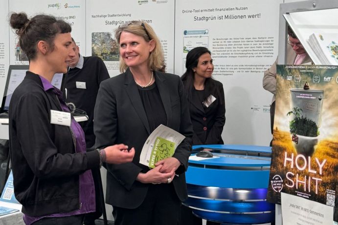 Staatssekretärin Judith Pirscher zu Besuch am BMBF-Gemeinschaftsstand auf der Woche der Umwelt, Berlin. Staatssekretärin Judith Pirscher zu Besuch am BMBF-Gemeinschaftsstand auf der Woche der Umwelt, Berlin.