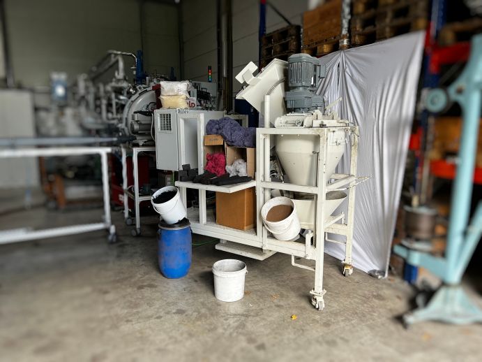 Labormischer mit Rohmaterialien, Fasern und Bindemittel Labormischer mit Rohmaterialien, Fasern und Bindemittel