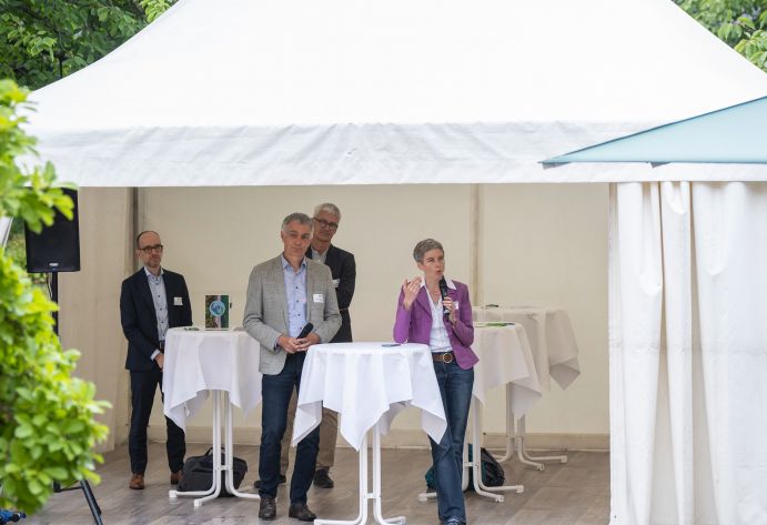 Begrüßten die Teilnehmenden des "Afterwork Insight" in Berlin (v.l.n.r.): Stefan Müller (Bundesministerium für Bildung und Forschung), Prof. Andreas Oschlies (GEOMAR, Co-Sprecher CDRmare), Prof. Dr. Gregor Rehder (Leibniz-Institut für Ostseeforschung Warnemünde, Co-Sprecher CDRmare) und Prof. Julia Pongratz (Ludwig-Maximilians-Universität München, Sprecherin CDRterra). Begrüßten die Teilnehmenden des "Afterwork Insight" in Berlin (v.l.n.r.): Stefan Müller (Bundesministerium für Bildung und Forschung), Prof. Andreas Oschlies (GEOMAR, Co-Sprecher CDRmare), Prof. Dr. Gregor Rehder (Leibniz-Institut für Ostseeforschung Warnemünde, Co-Sprecher CDRmare) und Prof. Julia Pongratz (Ludwig-Maximilians-Universität München, Sprecherin CDRterra).
