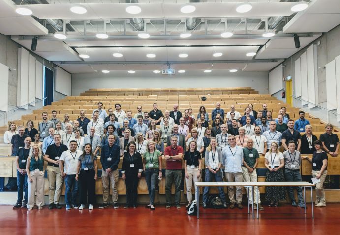 Gruppenfoto - knapp 100 Wissenschaftlerinnen und Wissenschaftler der mareXtreme Forschungsmission nahmen an dem Treffen teil. Gruppenfoto - knapp 100 Wissenschaftlerinnen und Wissenschaftler der mareXtreme Forschungsmission nahmen an dem Treffen teil.