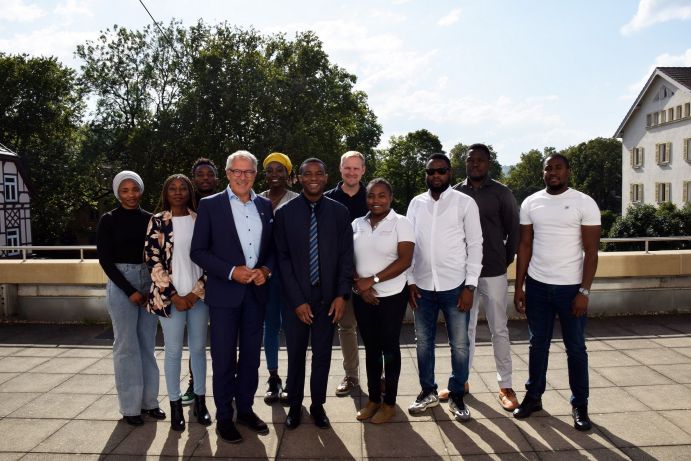 Studierende aus Namibia beginnen an der Hochschule Esslingen im Masterstudiengang „Wasserstoffwirtschaft und Technologiemanagement“. Kürzlich besuchte Dr. Erol Naomab, Vice-Chancellor der Namibia University of Science and Technology (NUST), die Hochschule Esslingen und traf sich mit Rektor Prof. Christof Wolfmaier. Aktuell beginnen acht Studierende der NUST zum Wintersemester 2024/25 am Göppinger Campus der Hochschule Esslingen im Masterstudiengang „Wasserstoffwirtschaft und Technologiemanagement“.