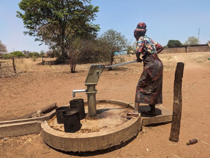 In vielen Regionen des südlichen Afrikas, wie etwa in Sambia, spielt die Frage der Ernährungssicherheit für die zunehmend wachsende Bevölkerung eine große Rolle. Durch den Klimawandel verschärft sich die Situation, da immer mehr Gebiete von anhaltenden Dürren betroffen sind. Wasser wird zu einer knappen Ressource. In vielen Regionen des südlichen Afrikas, wie etwa in Sambia, spielt die Frage der Ernährungssicherheit für die zunehmend wachsende Bevölkerung eine große Rolle. Durch den Klimawandel verschärft sich die Situation, da immer mehr Gebiete von anhaltenden Dürren betroffen sind. Wasser wird zu einer knappen Ressource.