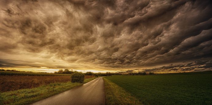 Wolken können mit hochauflösenden Klimamodellen bereits genau dargestellt werden. Diese Modelle sind aber sehr rechenintensiv und können daher nicht für lange Zeiträume genutzt werden. Ein neuer Ansatz, der in CAP7 erprobt werden soll, ist ein hybrides Klimamodell, das maschinelles Lernen (ML) in ein Klimamodell integriert. Wolken können mit hochauflösenden Klimamodellen bereits genau dargestellt werden. Diese Modelle sind aber sehr rechenintensiv und können daher nicht für lange Zeiträume genutzt werden. Ein neuer Ansatz, der in CAP7 erprobt werden soll, ist ein hybrides Klimamodell, das maschinelles Lernen (ML) in ein Klimamodell integriert.