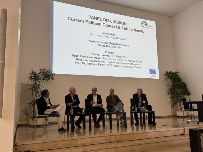 Die Abschlusskonferenz zum ERA-Net Cofund AquaticPollutants fand vom 22. - 23.10.2024 in Fankfurt am Main statt. Podiumsdiskussion auf der Abschlusskonferenz zum ERA-Net Cofund AquaticPollutants