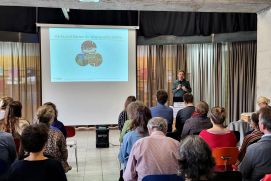 Begrüßung der Teilnehmenden durch Projektleiter Dr. Malte Welling bei der Fachtagung, die im Rahmen des Projekts GartenLeistungen II in der Fördermaßnahme RES:Z durchgeführt wurde. 