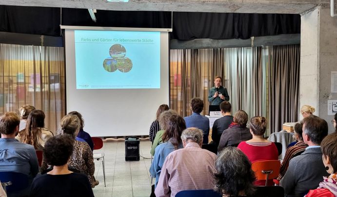 Begrüßung der Teilnehmenden durch Projektleiter Dr. Malte Welling bei der Fachtagung, die im Rahmen des Projekts GartenLeistungen II in der Fördermaßnahme RES:Z durchgeführt wurde. 