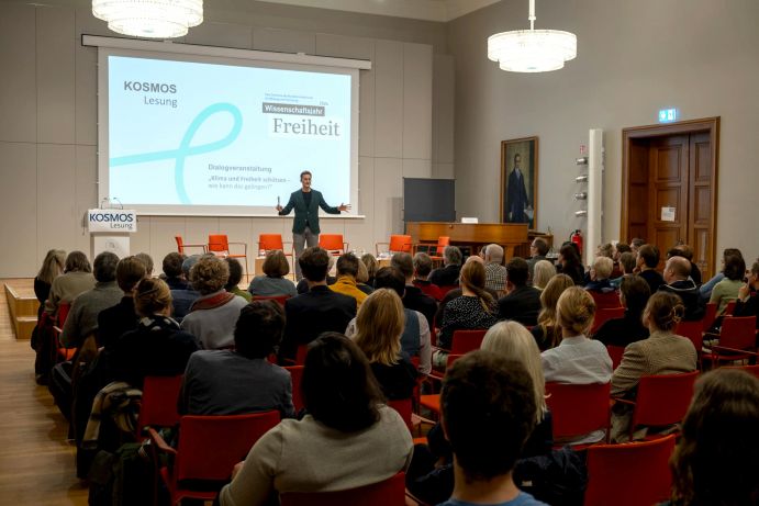 2024 steht das BMBF-Wissenschaftsjahr unter dem Motto „Freiheit“. An der Humboldt-Universität zu Berlin stand die Diskussion zu Klimaschutz und Freiheit im Mittelpunkt. 2024 steht das BMBF-Wissenschaftsjahr unter dem Motto „Freiheit“. An der Humboldt-Universität zu Berlin stand die Diskussion zu Klimaschutz und Freiheit im Mittelpunkt.